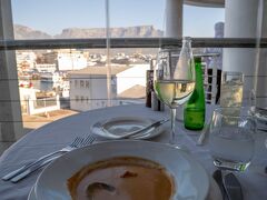お目当てのレストランは、景色も抜群のBAIAシーフードレストランです。
スープとテーブルクロス越しのテーブルマウンテン。
南アフリカワインも忘れずに頂きます♪