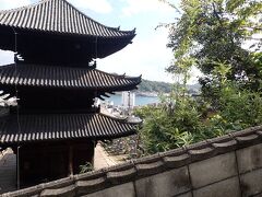 道端の可愛いものを探しながら登っていくと・・
視界が開け瀬戸内海を望む斜面に建つ天寧寺の裏手に。
