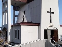 そして聖ヨハネ教会へ。
現在の建物は1979年築とのこと。上から見ると十字の形だそうです。
現代的なシンプルな外観です。