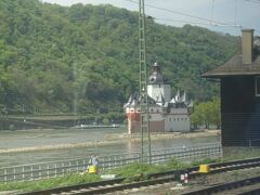 ・・・と川の真ん中に建つプファルツ城