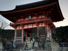 バスを五条坂で下車し、清水寺への近道と書かれていた茶わん坂を上っていく。