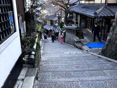 二寧坂（二年坂）を下っていく。