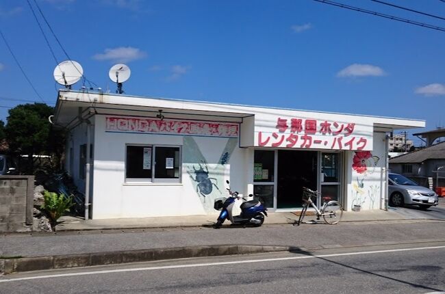 Ｂ－ＳＡＴ会社が、モニター局としている店舗です。<br /><br />確かに、パラボラアンテナが、２個、設置されています。<br /><br />右側のアンテナは、ホンダとの表示がありますので、ホンダの会社の物でしょう。<br /><br />Ｂ－ＳＡＴのアンテナは、左側のアンテナでしょう。<br />やや大きいです。