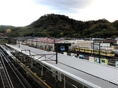 朝食後、すぐにチェックアウトする予定だったが、突然の大雨で収まるまで部屋で待機となる。
７時半にチェックアウトして、彦根駅に向かう。
ホームの向こうに、佐和山城蹟が見える。