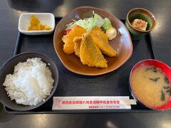富津の金谷食堂でお昼にしました
アジフライ食べたかったが、不漁なのでミックスフライをお勧め…