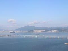 まもなく北九州空港に到着。
空港は、海上の島にある空港で、橋で陸地とつながっていました。
