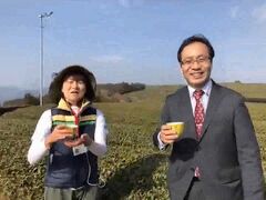 今回の集合場所は佐賀空港。まずは嬉野市のお茶畑へ向かいます。
お茶畑では、嬉野市長と茶癒人（ティーラー）の長尾さんがお出迎え。ティーラーとは、お茶で癒す人になりたい、という長尾さんの造語。長尾さんの喋りがなかなかに面白い。

日本一を取ったこともある嬉野茶は、甘みがあってまろやか。渋さが一切ないのが特徴。お茶の入れ方などをレクチャーしていただきます。