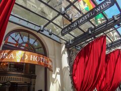 電車でブダペストから2時間半でウィーンへやってきました。
この旅を締めくくる最後の宿として選んだのは、先のコリンシア・ブダペストと同じ路線のクラッシックホテル、創業1870年、150年の歴史を持つ老舗の5つ星ホテル、その名も「グランドホテル」。
シンプルイズベストなネーミングです。
