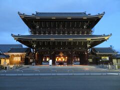 早朝から開いている東本願寺へ。