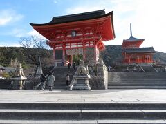 烏丸五条から約2.5km歩いて清水寺へ。ここは、約10年前に紅葉の時期の夜間ライトアップで訪問して以来。