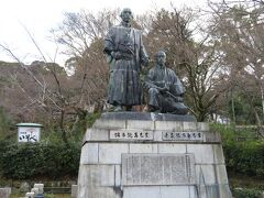 円山公園を横断。坂本龍馬と中岡慎太郎の銅像があった。