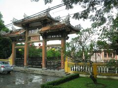 ８時１０分、こちらは表札が漢字で書かれた孔子廟。

ベトナムは思っていたよりも中国文化圏なのですね。