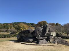 談山神社から西へ移動し、13:00過ぎに石舞台古墳に到着。
教科書で見たこの遺跡も、一度は来て見たかった場所です。