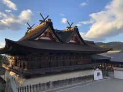 神社の造形には、まったく知識がないのですが、独特な造りであることは分かります。帰宅後にホームページを見たところ「吉備津造り」というのだそうです。
吉備津神社へは、鬼の首を埋めたとされる「御竈殿」を見に来たのですが見つからず、参拝だけして引き上げました。
これも後から調べたら、少し離れた回廊の途中にあるようです。
残念なことをしました。