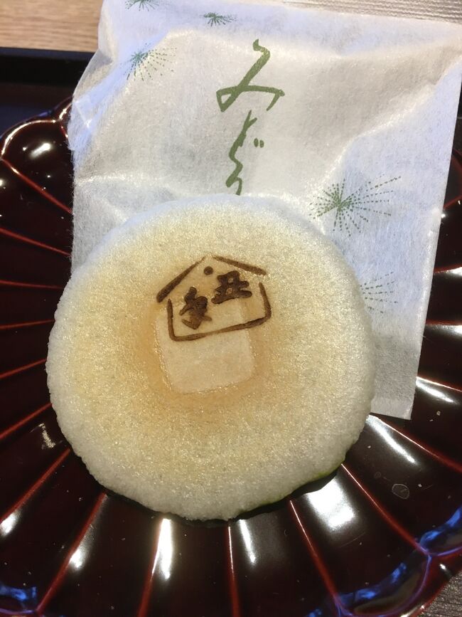 第27回全国菓子大博覧会お伊勢さん菓子博2017において厚生労働大臣賞を受賞した麩焼きせんべい<br />御菓子司 緑菴の麩焼きせんべいは丑年のマーク付き