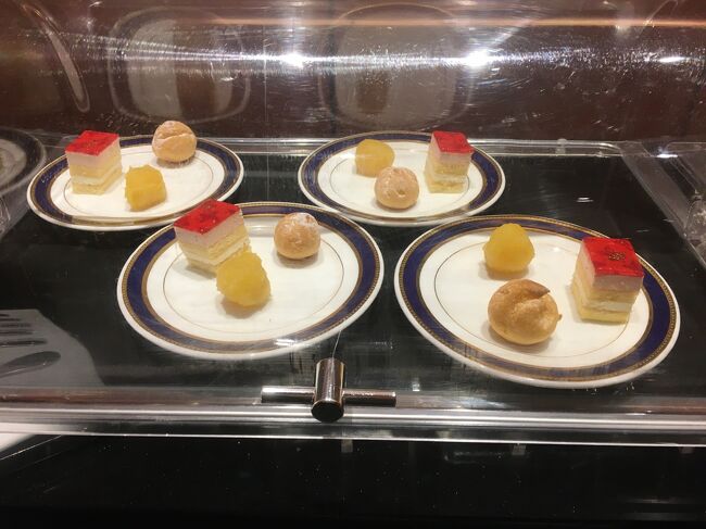 いろいろなお菓子がお皿に盛られています。