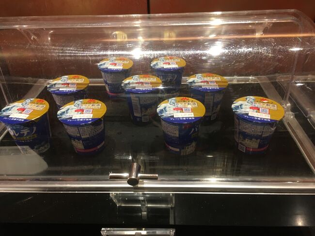 サラダ・ヨーグルト・フルーツ・ドリンクは自分で持ってきます。