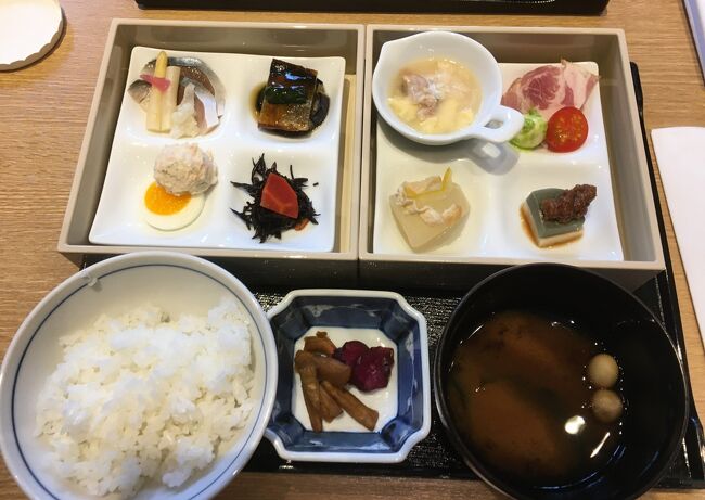 ご飯にお味噌汁、しめさば、お魚とか和食です。