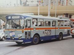 懐かしのバス。
昔の仙台市営バスの写真が地下鉄駅構内に掲示されていました。
後ろの赤白のバスは、宮城交通の路線バスですね。