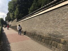 粘土と瓦のミルフィーユが美しい築地塀の昌平坂を下って湯島聖堂へ