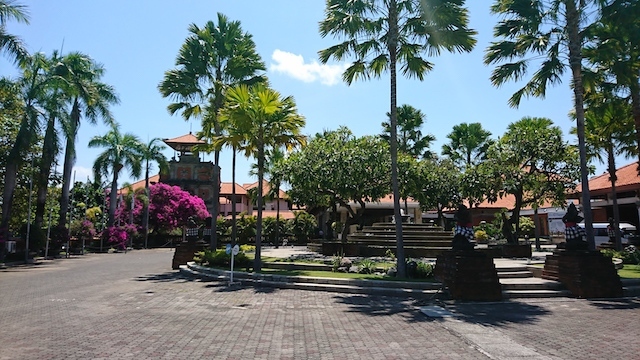 入り口がまさにバリの大型リゾート<br /><br />kartika plaza通り沿いで<br />近隣にコンビニからスーパーからモールまで<br />なんでもあるので<br />便利な立地です<br /><br />