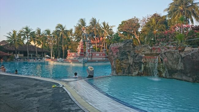 プールは広いです！<br />しかも海の前<br /><br />場所から少しクタから離れてるので<br />売り子やビーチボーイもいません<br /><br />