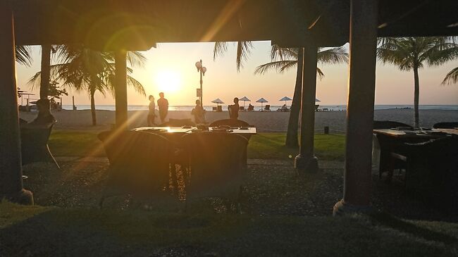夕日もきれいです！<br /><br />ホテル併設のビーチ沿いのカフェで<br />ビンタンを飲みながら眺める贅沢〜〜