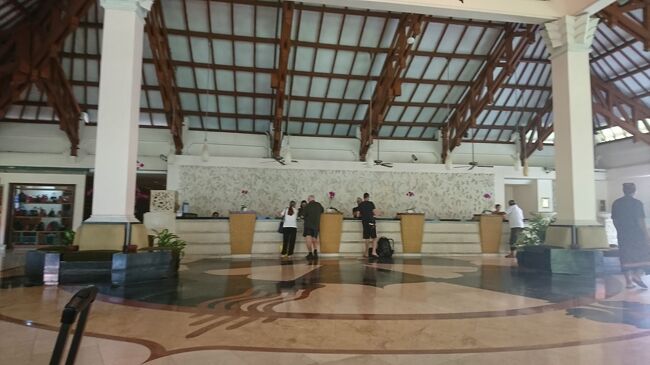 開放的なロビーです<br /><br />まさに昭和のバリ旅を思い出す<br /><br /><br />トゥバンに滞在したのは10年振りでしたが<br />まるで「時代が止まってるかのような感じ<br /><br />スタッフはキビキビしてて良かったです<br /><br />後日ジョグジャの国内線のチケットを予約してもらったんだけど<br />手続きも早く問題なかったです<br /><br />片言の日本語を話せるスタッフもいます<br /><br />こういう部分がツアーで使われてるホテルの利点ですよね<br />自分は一人旅で後日相方が日本からやってきましたが<br />問題なく宿泊できました