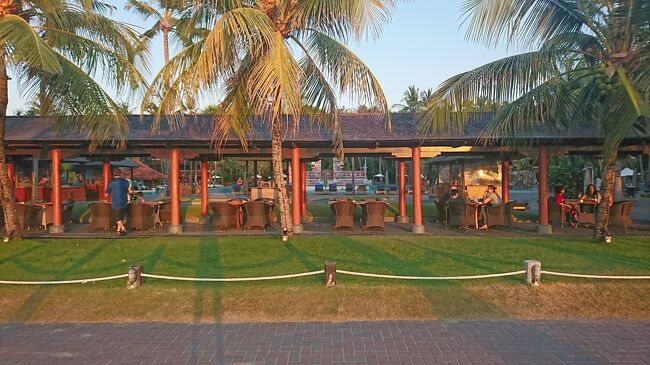 毎日夕方はこの海沿いのカフェでまったりしてました<br /><br />現地の友達にも好評でしたし<br />相方も気に入ってました<br /><br />静かで落ち着いてて<br />そして夕日が美しい