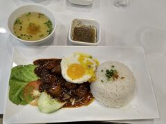 空港でカンボジア最後の晩餐です。
カンボジアの牛焼き肉料理、ロックラック