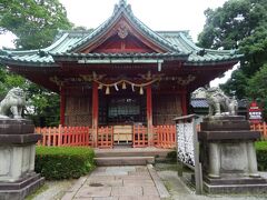 ここでひときわ目立つ神社にやってきます。尾崎神社です。