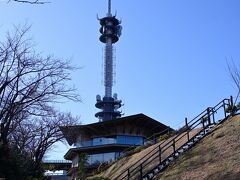 日本平夢テラスが見えてきました。設計は 隈研吾氏です。県産木材をふんだんに使い、富士山を望む自然景観に融合した素晴らしい建築物です。同氏は東京五輪のメイン会場新国立競技場の設計を手掛けた人です。