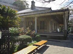 さらに先ほどの坂の突き当りに東山手十二番館という建物があります。
こちらは現在長崎市旧居留地私学歴史資料館となっていて、無料で見学できるようなので覗いてみました。