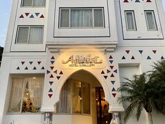 ホテルは駅から遠く、公共交通機関もないので車の運転ができない私たちはタクシー一択です。

外観が若干ラブホっぽいこのホテル(笑）、幼少期をエジプトで過ごしたご主人とその奥様が経営しています。