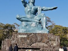 想像以上にデカくて少しビビる平和祈念像。
長崎の地に落とされた原爆によって、７万三千余りの方々が亡くなり、７万六千余りの方々が負傷したそうです。