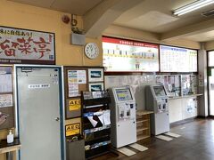 結構風も強くて海も荒れているのに・・運航してますって(;^ω^)

チケット売り場の係員さんに揺れますか？？と聞いたら・・
ニヤっとして・・今日は揺れますねぇ～だって(@_@)

相方はなんだかウキウキしていました(-_-;)はぁ～揺れるのね・・