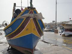 マルタ名物、「オシリスの目」が施されたカラフルなルツと呼ばれる漁船。魔除けね。