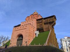 最後にやってきたのは黄金の門。
中世キーウの城郭にあった門を再現したものです。

組曲『展覧会の絵』のクライマックス、「キエフの大門」はこの門を描いた絵からインスパイアされたものです。

『展覧会の絵』はクラシックの中でも一番好きな組曲で、長いこと親しんできた壮大な音楽を聴きながらここに立つと、遠い異国へはるばるやってきたのだとしみじみ感じられました。

本来なら中も観覧できるのですがオフシーズンのため開いておらず、、、
ぜひまたこの街に訪れようと思いました笑


