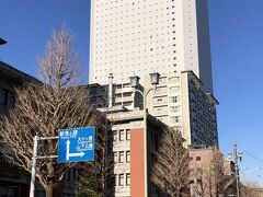 横浜・みなとみらい『APA Hotel & Resort Yokohama Bay Tower』

『アパホテル＆リゾート〈横浜ベイタワー〉』の外観の写真。

横浜高速鉄道みなとみらい線「馬車道」駅4番出口から徒歩3分の
場所にあります。

万国橋通りの手前には『横浜第二合同庁舎』があります。