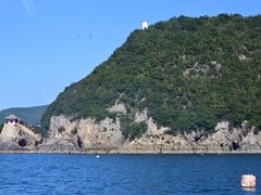 ●阿伏兎観音

船は波穏やかな瀬戸内海を快調に進み、やがて沼隈半島の南端・阿伏兎（あぶと）岬の先端に差し掛かると、何やら建物が見えてきました。
平安時代に航海の安全のため創建されたという「磐台寺」は、十一面観音菩薩をご本尊としていることから、「阿伏兎観音」とも呼ばれています。