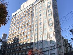 東京・六本木『Mitsui Garden Hotel Roppongi Tokyo Premier』

2020年1月24日にオープンした『三井ガーデンホテル六本木プレミア』
の外観の写真。

外観・外構には、グローバルに活躍する光井純アンドアソシエーツ
建築設計事務所を起用し、インバウンドのゲストにも和の心を感じて
いただけるように、寄木や折り紙、屏風のような「折り」の装飾で
和の趣を表現しました。
国際色豊かな六本木という街に埋もれない煌びやかさと、時と共に
表情を変える「折り」陰影の繊細さを両立させ、周辺とは一線を画す
洗練されたデザインでこのエリアのランドマークとなるような
存在感を放ちます。

＜アクセス＞
・ 東京メトロ日比谷線・都営地下鉄大江戸線「六本木」駅 5番出口より
徒歩約5分
・ 東京メトロ南北線「六本木一丁目」駅より徒歩約7分