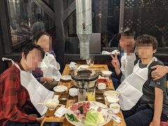 肉、嬉し。
と思ったけれど、まだまだお腹が本調子でなく、生ビールを飲んだら、胃が重くなってきたので、ちょっとしか食べれず・・・。
通常のコースには、肉と野菜焼きの他には、キムチとご飯とスープしか付かない。
ちょっとホテルなのに寂しくないかい？
しかも、スープはリ○ンの卵スープみたいなの。
乾燥カニカマみたいの入っていたし・・・・。
息子Aが「インスタント？！！！」って驚いていた。
（インスタントでなかったら、すみません！！だけれども、味は限りなく限りなくインスタントだよ！）

ちなみに、グレードアップしたコースには、ポテトサラダとデザートも付いていた様子。
スープも違うものみたいだったｗ