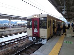 ★16：35
飯山線の列車に乗車します。前1両は「おいこっと」の車両ということで、そちらに乗車し1駅先の北長野で下車。
（でも座席自体は一般の110とそこまで変わらないのですよね…）
