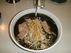 札幌と云えばラーメン！
真っ黒いスープが特徴な『爐』にて
見た目とは違ってあっさりして食べやすいです