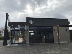 主人はスターバックスで
カフェラテを調達中です。