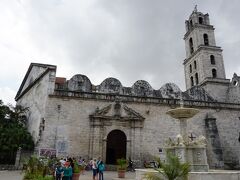 広場の南にはサンフランシスコ ・デ・アシス修道院がある。１５４８年から１５９１年の間に建てられバロック建築。高さ４８ｍの塔があり、植民地時代には数世紀にわたって市内で最も高い建造物だった。