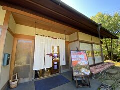 おかきで有名な小倉山荘
無選別販売商品狙いで開店前から並んでました

家族のお土産ならお買い得でいいですね＾＾