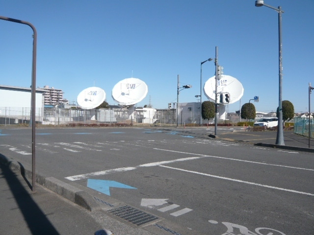 スキップシティーへの交差点を越えた場所から、パラボラアンテナ群を見ています。<br /><br />金網のフェンスに囲まれたＢ－ＳＡＴのパラボラアンテナの巨大さが、目に見えて判ります。