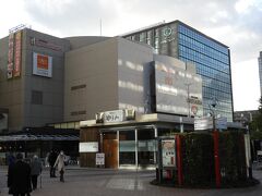 木場駅の近くに深川ギャザリアがありました。
ここは、「ビジネス」・「ショッピング」・「アメニティ」の共存するオフィスビルを中心とした施設です。我々は、ここのレストランで軽食を取ったのち、解散しました。