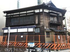 病院へ向かいます。

スナバ、ではなく「虎ノ門大坂屋砂場」
明治５年(1872)、暖簾分けしてこの場所に創業した琴平町砂場が起源。
現在は愛宕下通りの拡張工事に伴い、曳家で建物全体を４m下げる工事を行っていました。さすが登録有形文化財！

